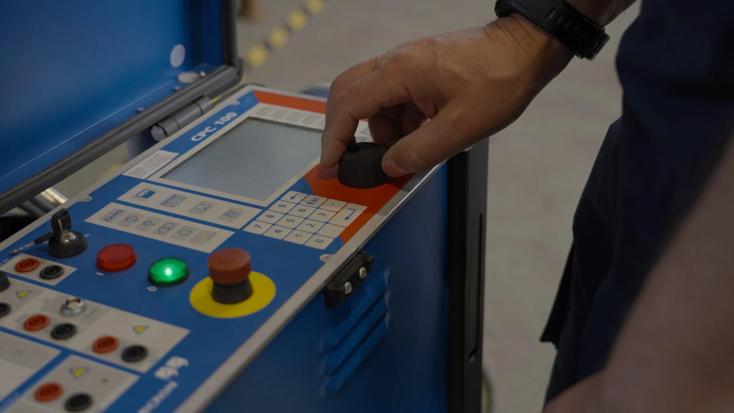 Tecnico REM imposta uno strumento di prova CPC 100